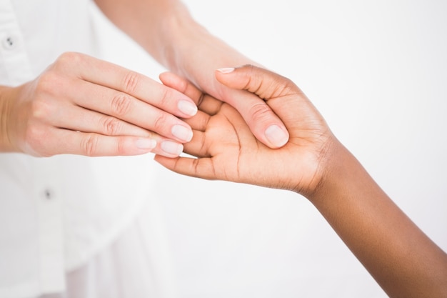 Foto una donna che si gode un massaggio alle mani