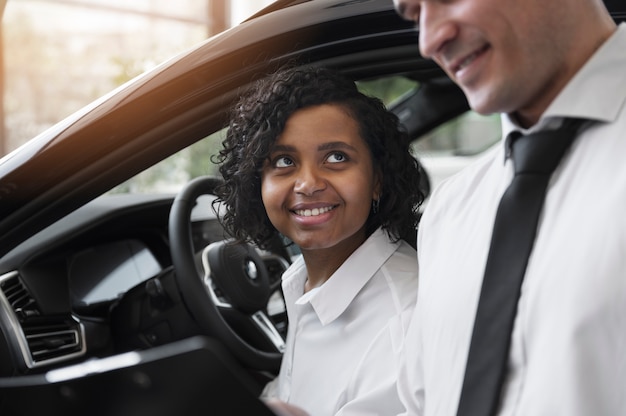 Foto donna che gode della sua indipendenza finanziaria durante l'acquisto di un'auto