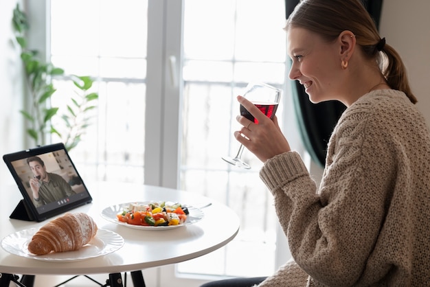 Photo woman enjoying her virtual date