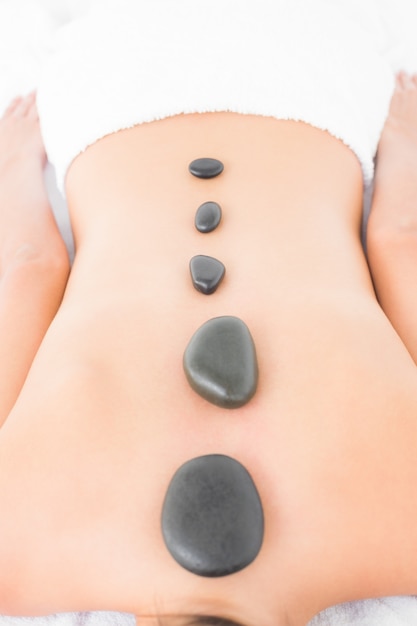 Photo woman enjoying a hot stone massage