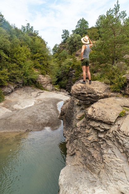 ピレネー川の隣のサビニャニゴ近くのラレデのラスラタスの間の山を楽しんでいる女性