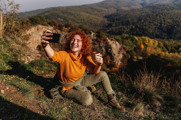 Photo woman enjoying nature on a beautiful sunny autumn day.