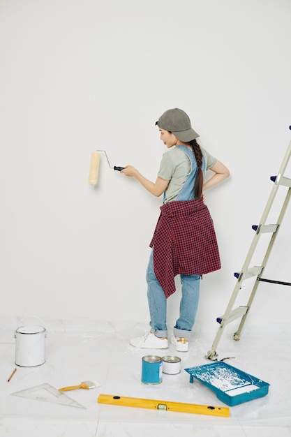 絵画の壁を楽しむ女性