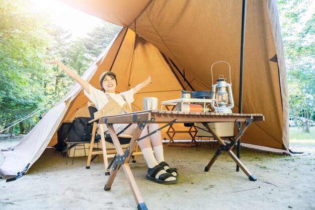 Photo a woman enjoying a solo camp on fine day