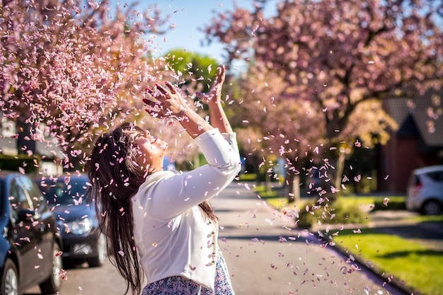 Photo woman enjoying springtime