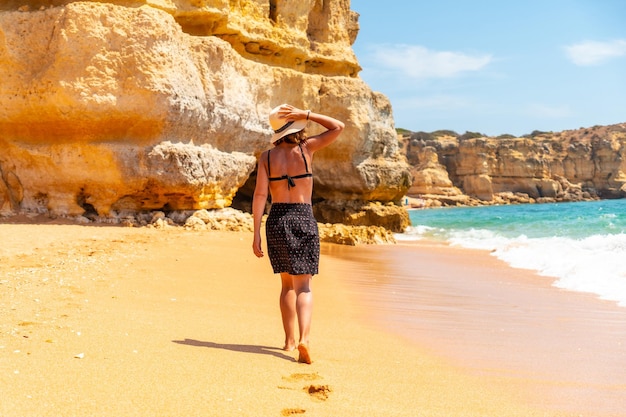 Женщина наслаждается летом на пляже в Praia da Coelha Algarve Albufeira Portugal