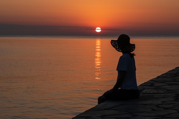 Foto donna che si gode l'alba