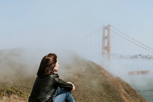 Женщина, наслаждаясь видом на мост Золотые ворота в Сан-Франциско