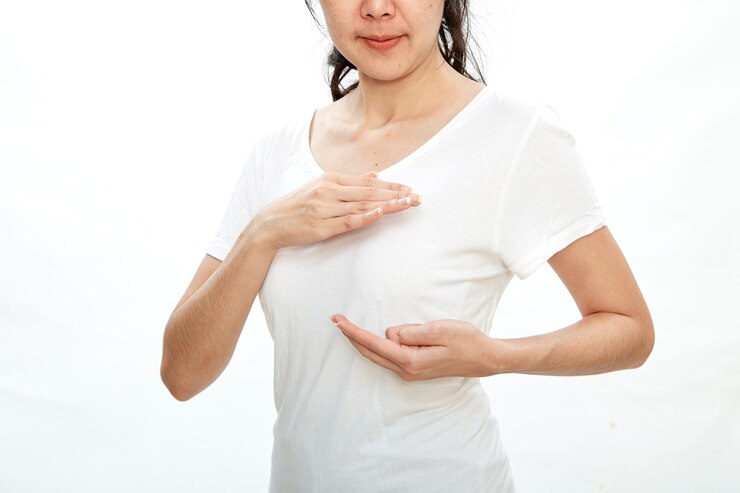乳がんのために自分自身を調べる女性