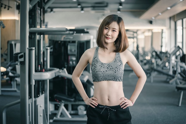 Photo woman exercise in the fitness gym.