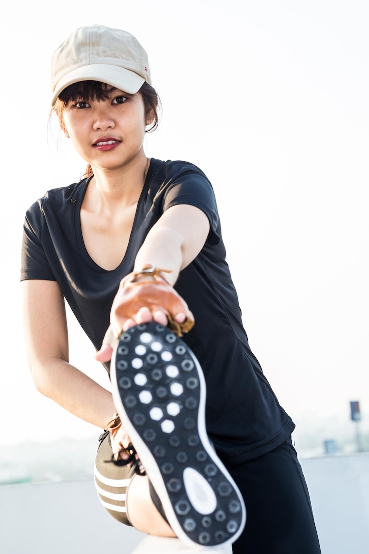 Photo 空に向かって運動する女性