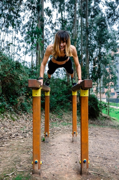 写真 公園で運動している女性