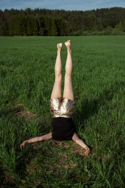 Photo woman exercising on field