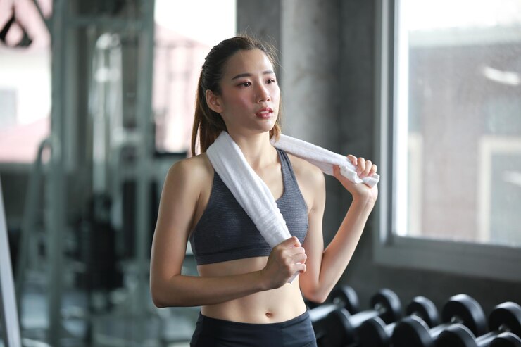 Photo ジムで運動をしている女性