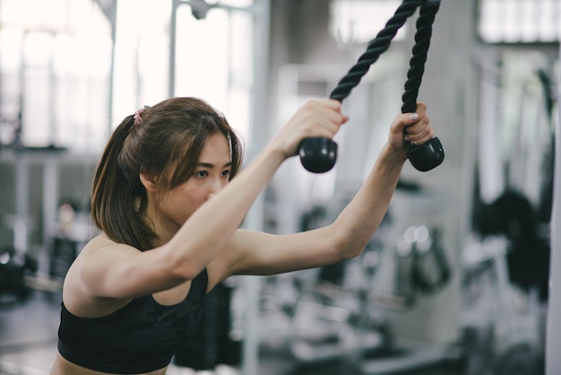 Photo woman exercising in gym