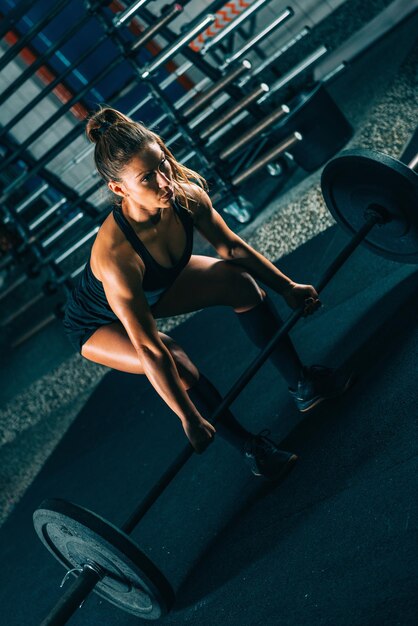 Photo woman exercising at gym