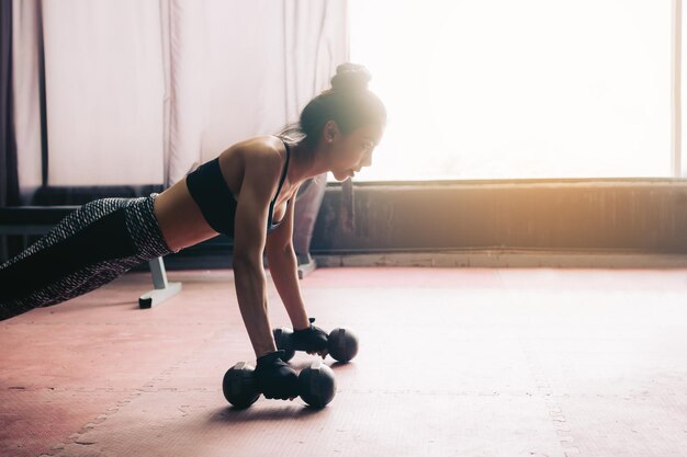 Foto donna che si esercita in palestra