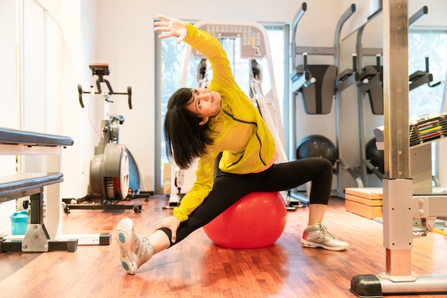 Foto donna che si esercita in palestra