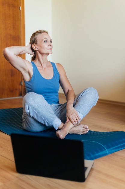 Photo woman exercising at home during self-isolation