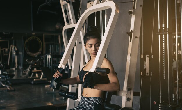 写真 ジムで運動をしている女性