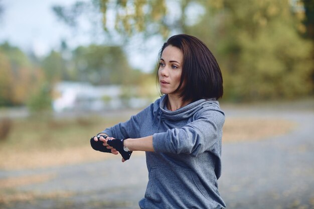 Photo woman exercising outdoors