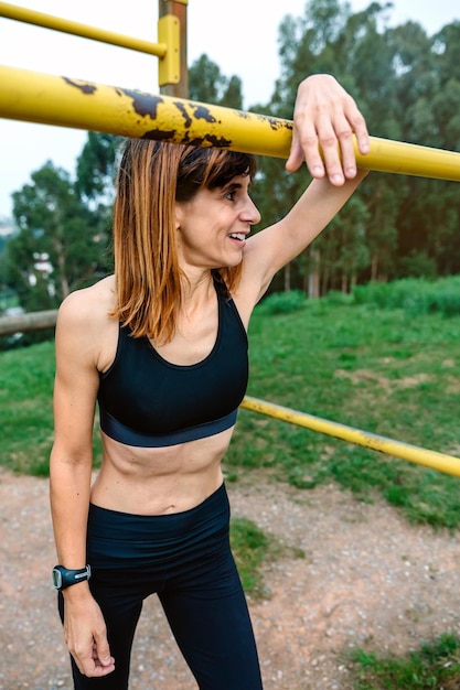 Foto donna che fa esercizio nel parco