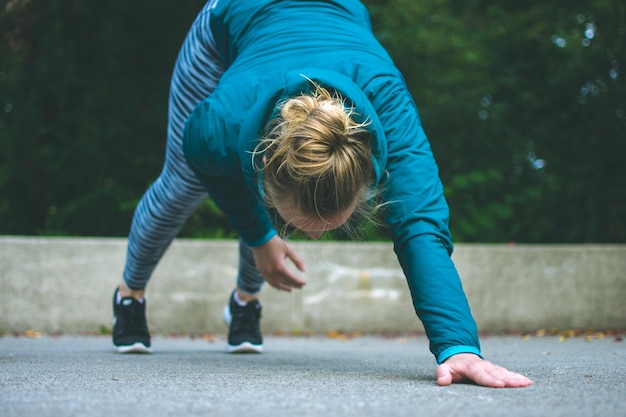 Photo woman exercising on road