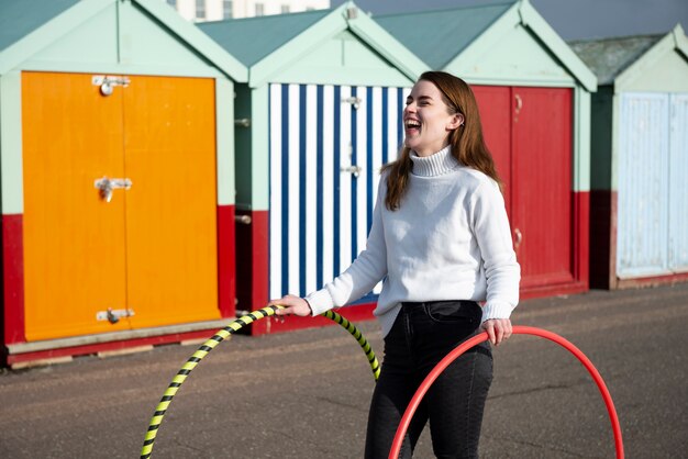 Foto donna che si esercita con il cerchio di hula hoop