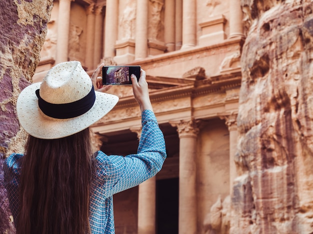 Photo woman exploring the sights city of petra