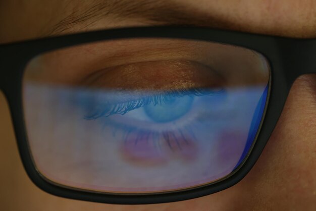 視力矯正マクロ ビューの眼科ヘルプの眼鏡をかけている女性の目