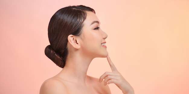 Photo woman face profile side view chin lift pointing with index finger