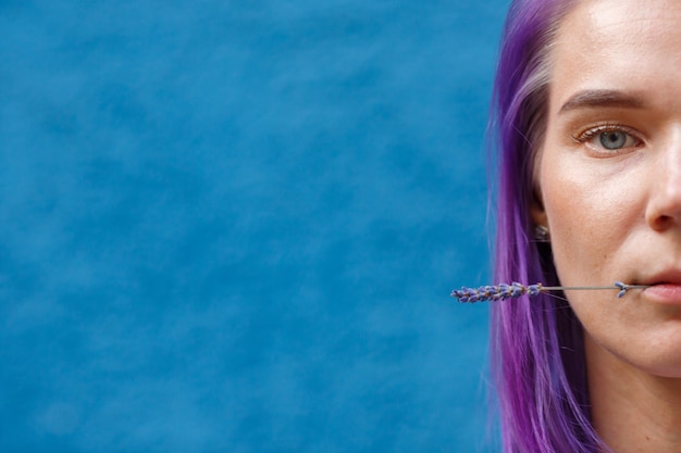 Photo woman face with lavender stick in mouth