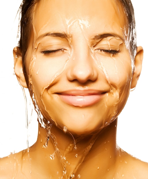 Foto volto di donna con goccia d'acqua