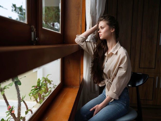 Foto donna caduta depressione seduto alla finestra e guardare la natura tempo piovoso e scoraggiamento casa stile di vita solitudine