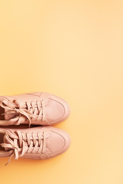 Женская мода розовые туфли на розовом фоне с копировальным пространством Вид сверху Плоская планировка Фитнес-спорт концепция Обнаженные женские кроссовки