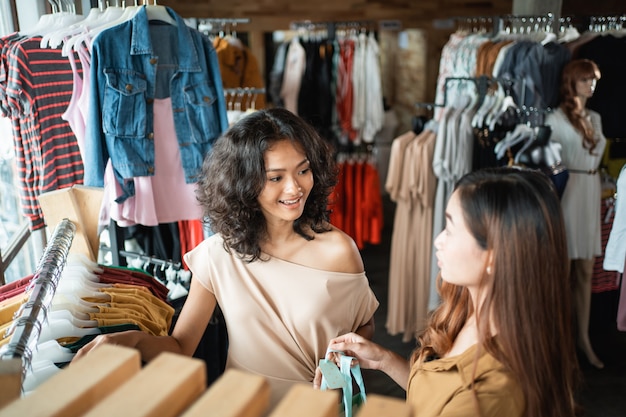 ファッションショッピングセンターの女性