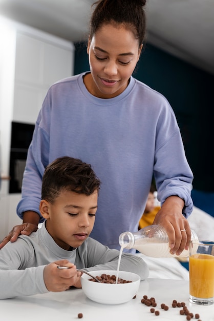 Photo woman feeding her child