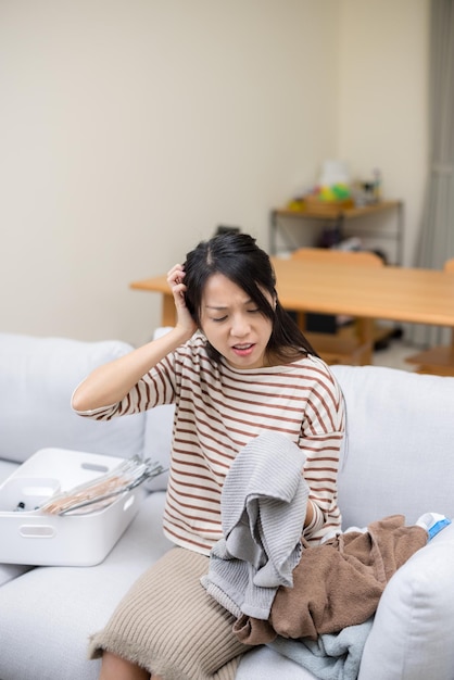 Photo woman feel so annoy with doing housework at home