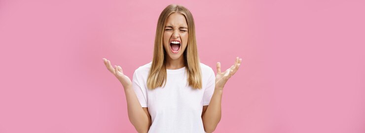 Фотография женщина чувствует себя сытой по горло психическим расстройством во время крайнего срока, крича с закрытыми глазами, поднимая руки