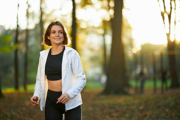 Женщина чувствует себя счастливой во время занятий спортом на открытом воздухе