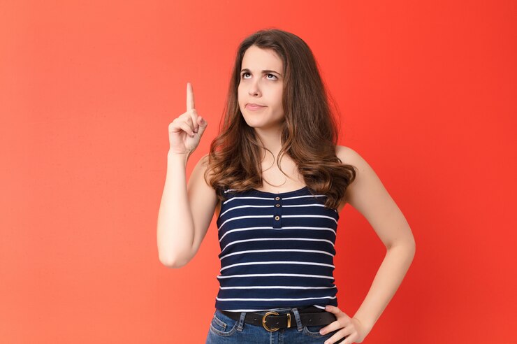 फोटो woman feeling like a genius holding finger proudly up in the air after realizing a great idea, saying eureka