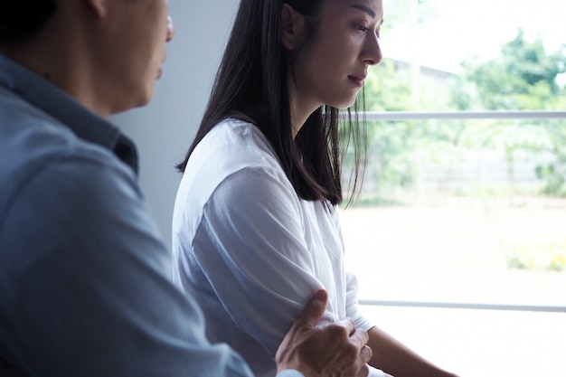 그 여자는 남편의 나쁜 행동과 싸운 후 우울하고 화를 내고 슬프다 고 느꼈습니다. 불행한 젊은 아내는 결혼 후 문제로 지루했습니다.