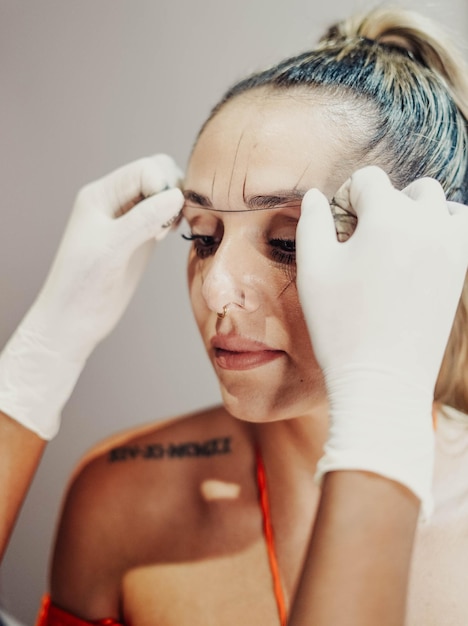 Foto donna in una clinica estetica femminile.