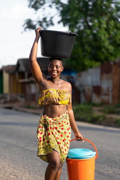 Photo woman fetching water outdoors