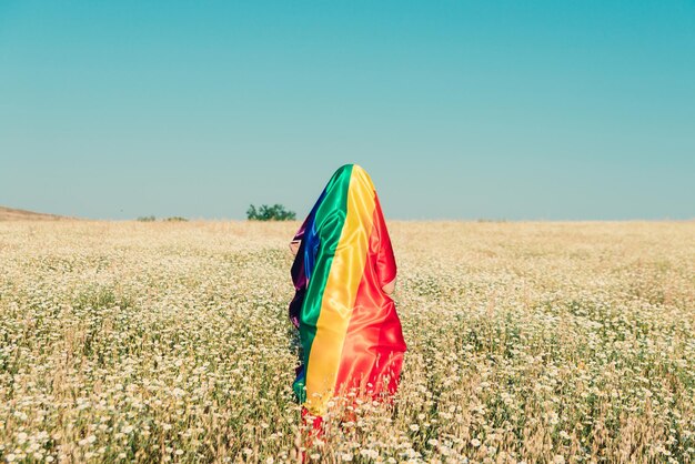 Photo woman on field against clear sky