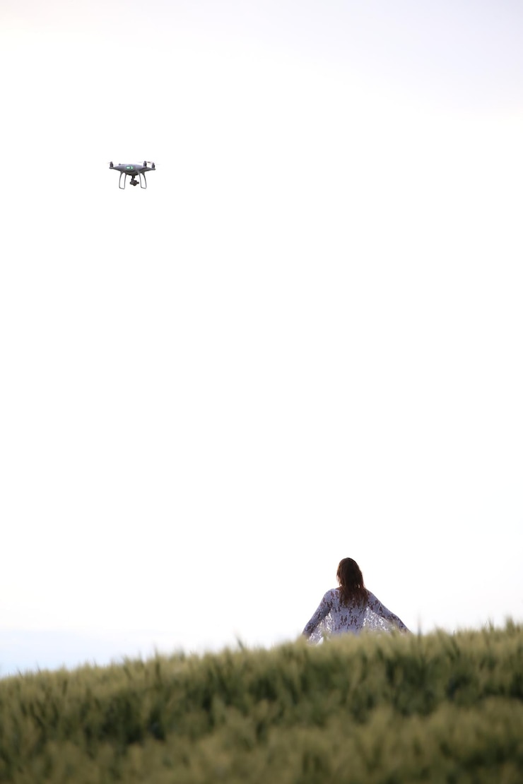 Photo 明るい空の前で野原にいる女性
