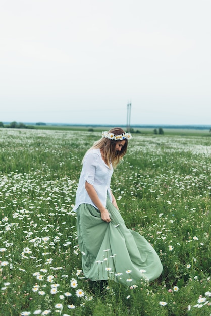 Una donna in un campo di camomille