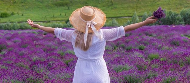 ウクライナの白いドレスを着たラベンダーの花畑の女性