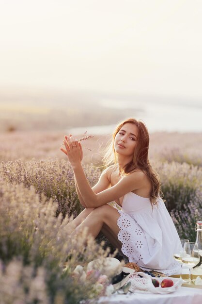 Foto donna in un campo di lavanda