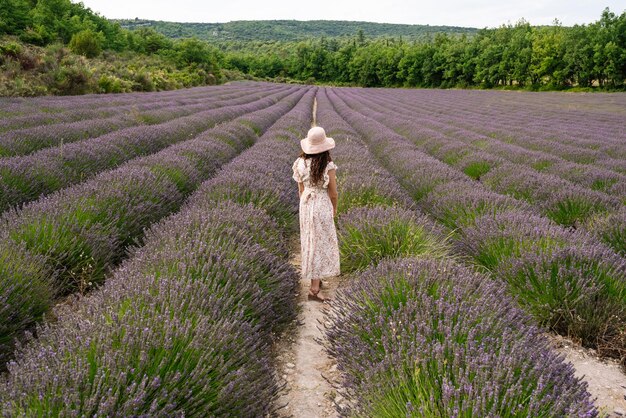 Foto una donna in un campo di lavanda